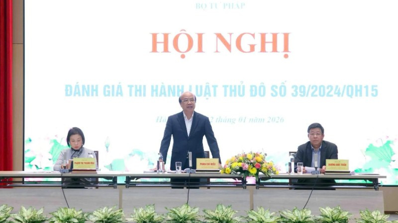 Thứ trưởng Tư pháp Phan Chí Hiếu phát biểu tại hội nghị.