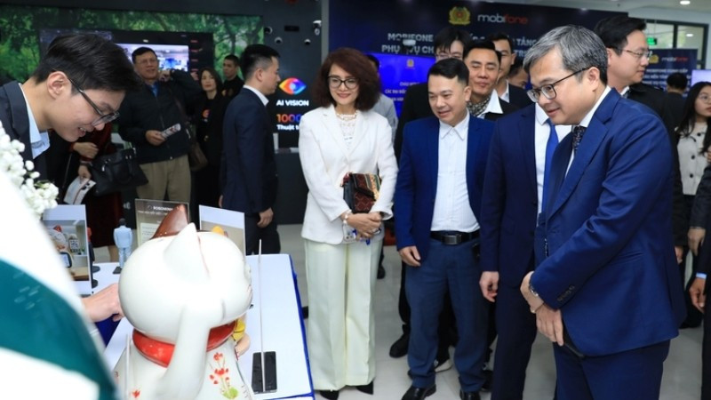 Các đại biểu tham quan không gian trưng bày và trình diễn công nghệ tại tầng 1 Sàn Giao dịch Công nghệ Hà Nội.