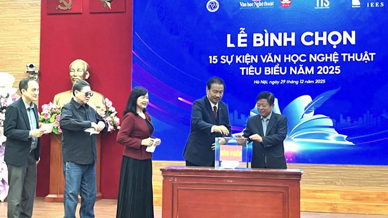 Các đại biểu bỏ phiếu bình chọn 15 sự kiện văn học nghệ thuật tiêu biểu năm 2025.
