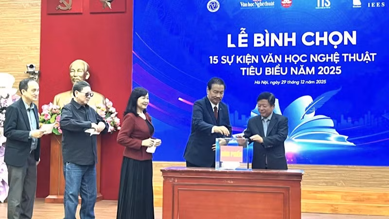 Các đại biểu bỏ phiếu bình chọn 15 sự kiện văn học nghệ thuật tiêu biểu năm 2025.
