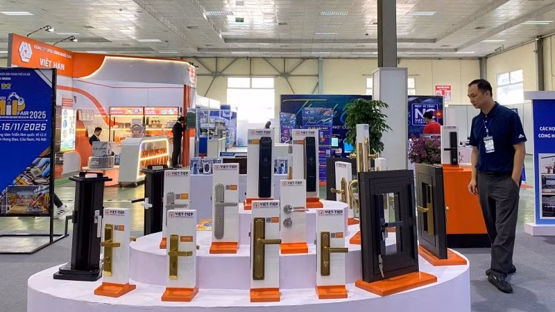 Khu vực trưng bày một số sản phẩm công nghiệp chủ lực của thành phố Hà Nội.