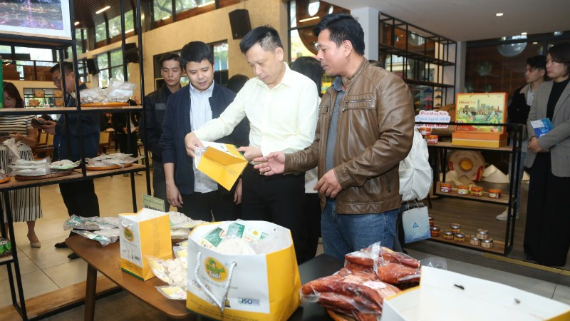 Sản phẩm OCOP được bày bán tại Trung tâm giới thiệu và quảng bá sản phẩm OCOP gắn với du lịch Tây Hồ.