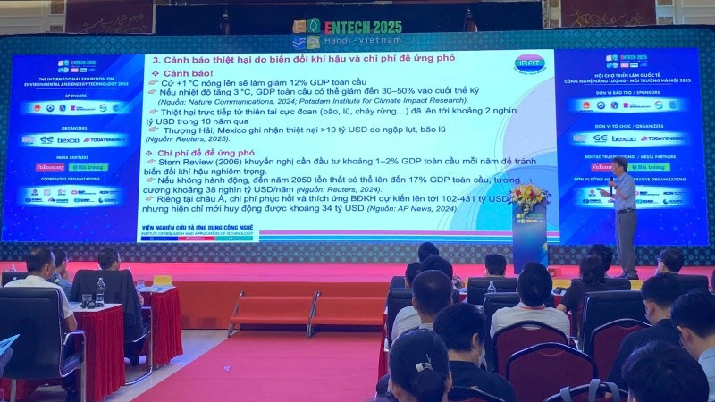 Các diễn giả trình bày tại diễn đàn Chuyển dịch năng lượng Việt Nam năm 2025. (Ảnh: NGUYÊN TRANG)