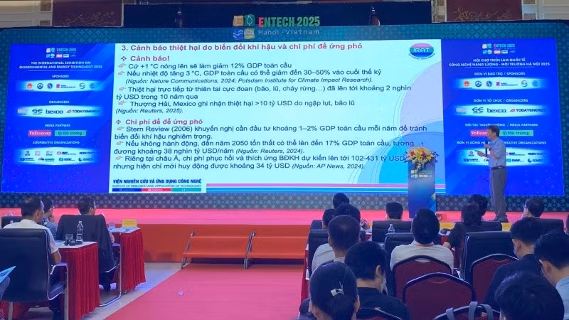 Các diễn giả trình bày tại diễn đàn Chuyển dịch năng lượng Việt Nam năm 2025. (Ảnh: NGUYÊN TRANG)