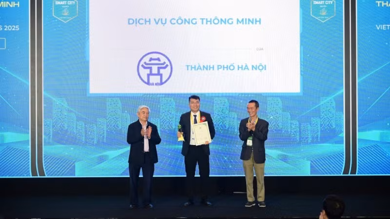 Đại diện thành phố Hà Nội nhận giải thưởng tại Lễ công bố.