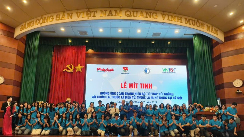 Lễ mít tinh tại Trường đại học Luật.