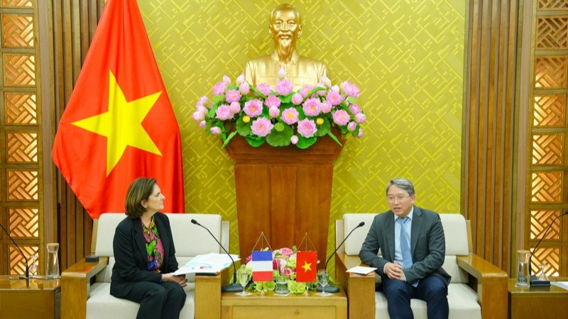 Bộ trưởng Tư pháp Nguyễn Hải Ninh tiếp bà Valérie Delnaud, Tổng Vụ trưởng Vụ Các vấn đề dân sự và ấn tín, Bộ Tư pháp Cộng hòa Pháp.