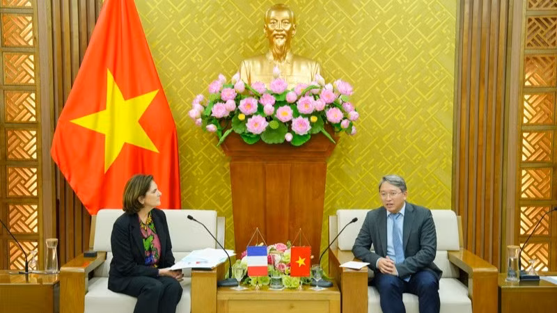 Bộ trưởng Tư pháp Nguyễn Hải Ninh tiếp bà Valérie Delnaud, Tổng Vụ trưởng Vụ Các vấn đề dân sự và ấn tín, Bộ Tư pháp Cộng hòa Pháp.