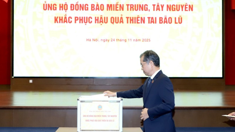 Chánh án Tòa án nhân dân tối cao Nguyễn Văn Quảng ủng hộ đồng bào vùng lũ.