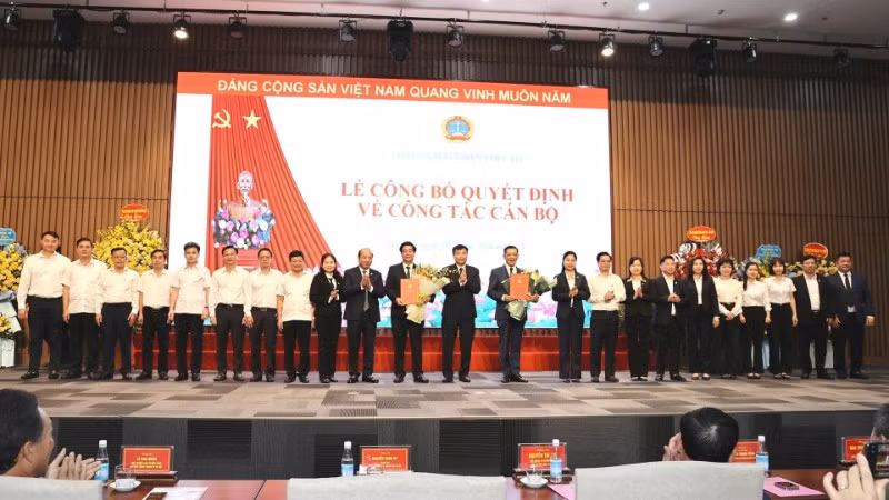 Chánh án Tòa án nhân dân thành phố Hà Nội cùng các lãnh đạo tòa chúc mừng hai tân Phó Chánh án.