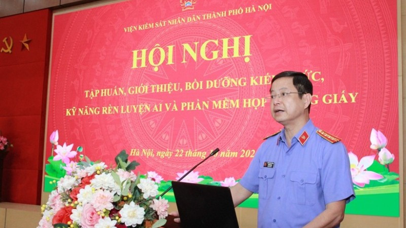 Phó Viện trưởng Viện Kiểm sát nhân dân thành phố Hà Nội Ngô Hồng Sơn phát biểu khai mạc Hội nghị. (Ảnh: HỒNG NGUYÊN)