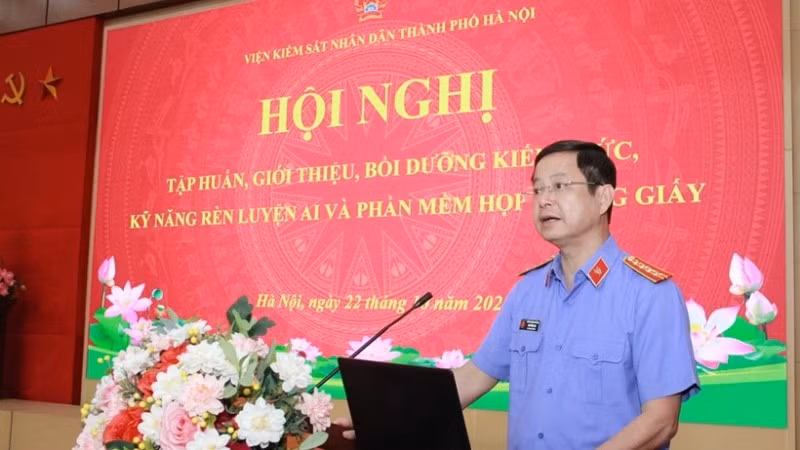 Phó Viện trưởng Viện Kiểm sát nhân dân thành phố Hà Nội Ngô Hồng Sơn phát biểu khai mạc Hội nghị. (Ảnh: HỒNG NGUYÊN)