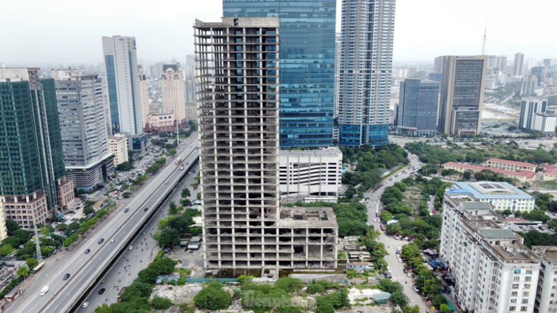 Dự án “Trung tâm Điều hành và giao dịch Vicem” tại Khu đô thị mới Cầu Giấy, thành phố Hà Nội bỏ hoang hóa nhiều năm.