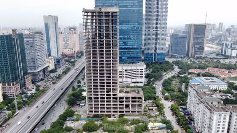 Dự án “Trung tâm Điều hành và giao dịch Vicem” tại Khu đô thị mới Cầu Giấy, thành phố Hà Nội bỏ hoang hóa nhiều năm.