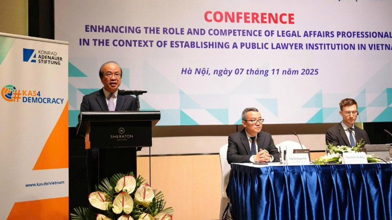 Thứ trưởng Tư pháp Phan Chí hiếu phát biểu tại hội nghị.