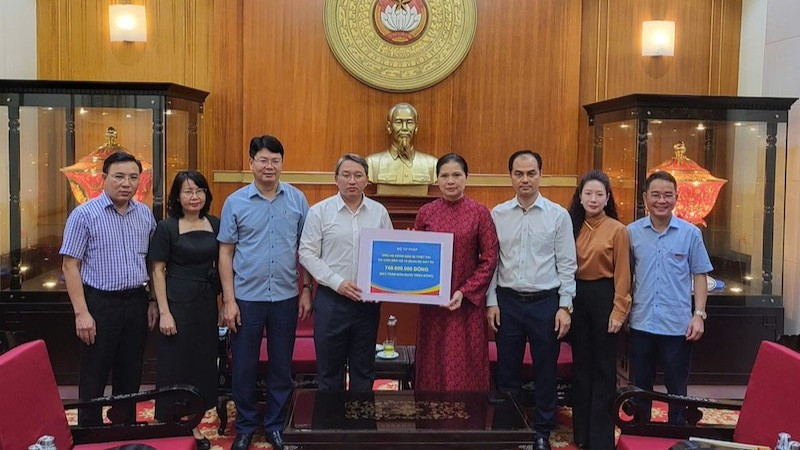 Đại diện lãnh đạo Bộ Tư pháp trao tiền ủng hộ cho đồng bào bị bão lũ