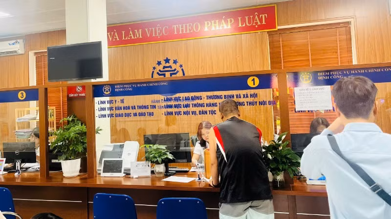 Người dân đến làm thủ tục hành chính tại Ủy ban nhân dân phường Định Công, thành phố Hà Nội.