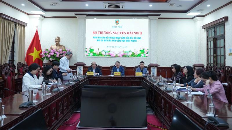 Quang cảnh phiên họp.