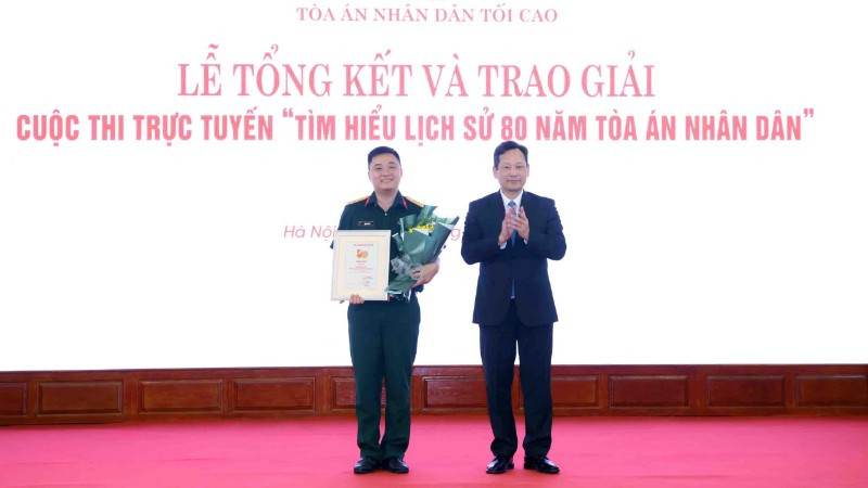 Lãnh đạo Tòa án nhân dân tối cao trao giải Nhất cho thí sinh Đặng Anh Tú.