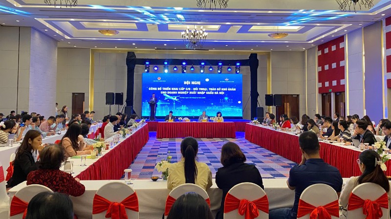Quang cảnh Hội nghị “Công bố triển khai cấp C/O, đối thoại với doanh nghiệp nhằm hướng dẫn tháo gỡ khó khăn trong giải quyết thủ tục hành chính theo quy định phân cấp phân quyền từ khi thực hiện chính quyền 2 cấp và tận dụng các FTA mở rộng thị trường cho doanh nghiệp xuất khẩu của thành phố Hà Nội” tổ chức sáng 28/10.