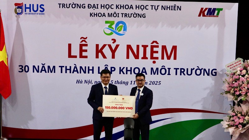 Đại diện Viện Khoa học Giáo dục và Môi trường, Sàn Văn hóa Học và Đọc Việt Nam trao tặng 150 triệu đồng cho Quỹ học bổng Cựu người học.