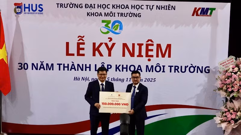 Đại diện Viện Khoa học Giáo dục và Môi trường, Sàn Văn hóa Học và Đọc Việt Nam trao tặng 150 triệu đồng cho Quỹ học bổng Cựu người học.