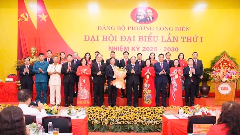 Lãnh đạo Thành ủy Hà Nội chúc mừng Ban Chấp hành Đảng bộ phường Long Biên nhiệm kỳ 2025-2030.
