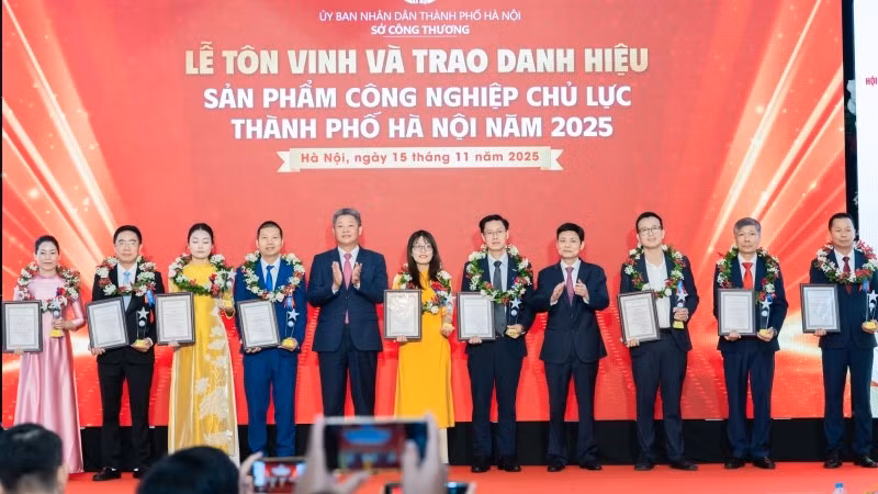 Lãnh đạo thành phố Hà Nội trao danh hiệu Top 10 Sản phẩm công nghiệp chủ lực thành phố Hà Nội năm 2025.