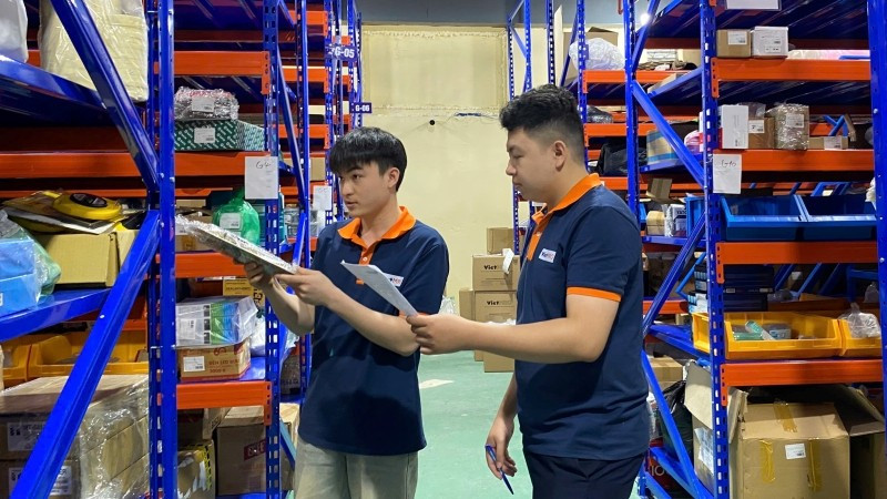 Nhân viên kiểm kê hàng hóa tại kho hàng của Công ty Cổ phần Bách Liên. 