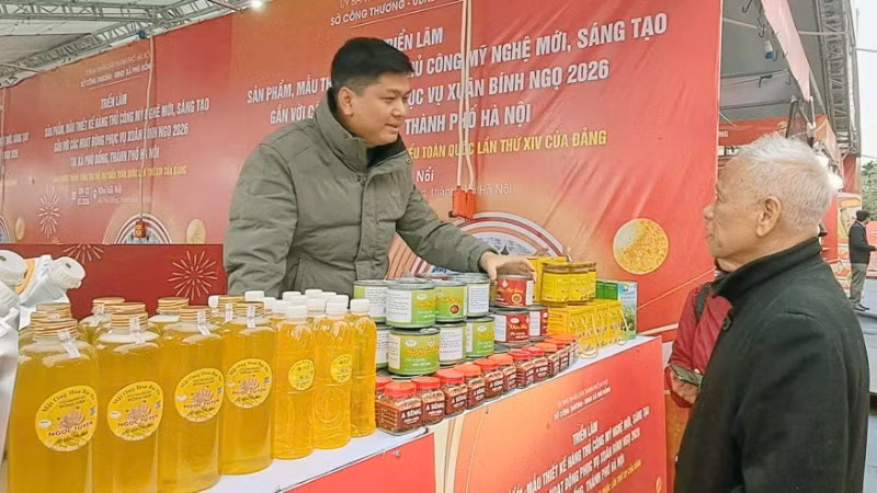 Các cơ sở sản xuất, Hợp tác xã, doanh nghiệp giới thiệu sản phẩm tại Triển lãm.