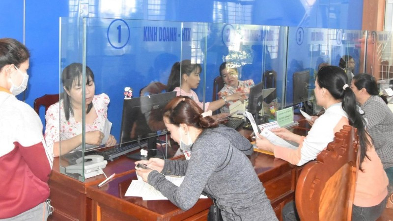 Người dân đến làm thủ tục tại Trung tâm hành chính công phường Mỹ Phong, tỉnh Đồng Tháp. (Ảnh NGUYỄN SỰ)