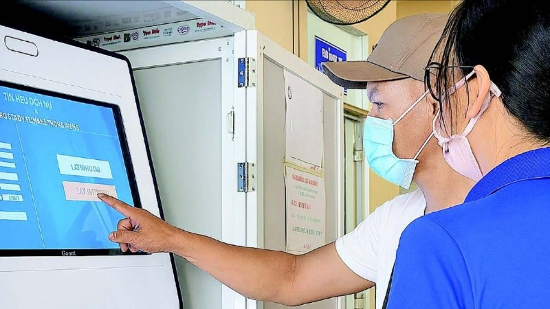 Người dân đặt lịch khám qua ki-ốt thông minh tại Bệnh viện đa khoa Ô Môn.