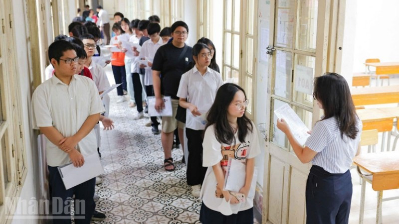 Thí sinh tham dự kỳ thi tuyển sinh lớp 10 tại điểm thi trường Trung học phổ thông Trần Phú (Hà Nội). Ảnh: ĐẠI THẮNG 