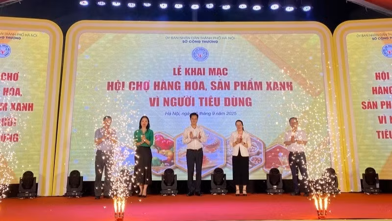 Các đại biểu thực hiện nghi thức khai mạc hội chợ.
