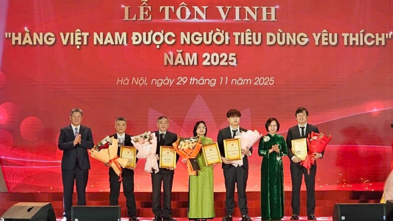 Lãnh đạo thành phố Hà Nội tặng hoa Ban giám khảo và các đơn vị đồng hành cùng chương trình.