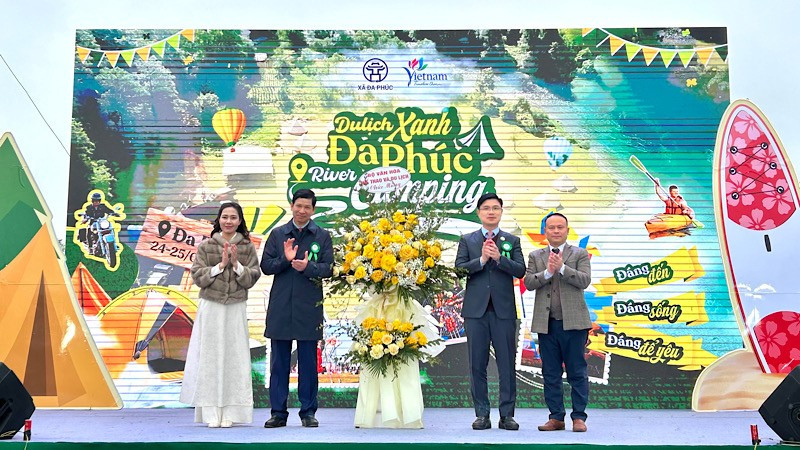 Thứ trưởng Văn hóa, Thể thao và Du lịch Hồ An Phong tặng hoa chúc mừng xã Đa Phúc ra mắt sản phẩm du lịch mới.