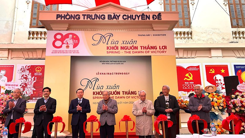 Các đại biểu cắt băng khai mạc trưng bày chuyên đề "Mùa Xuân - Khởi nguồn thắng lợi".