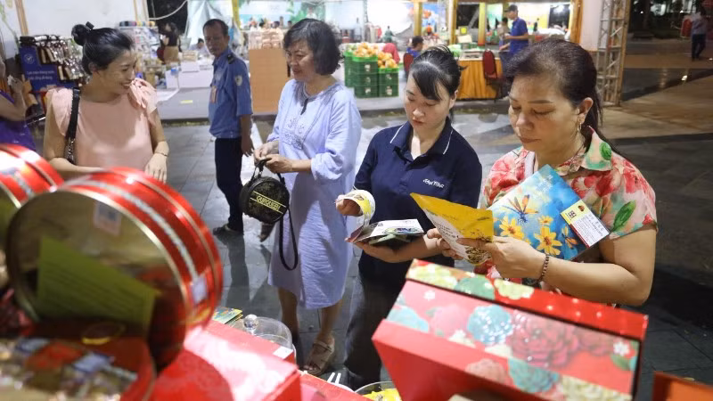 Người tiêu dùng tìm hiểu thông tin sản phẩm tại Hội chợ "Ngày hội khuyến mại tháng 7". 