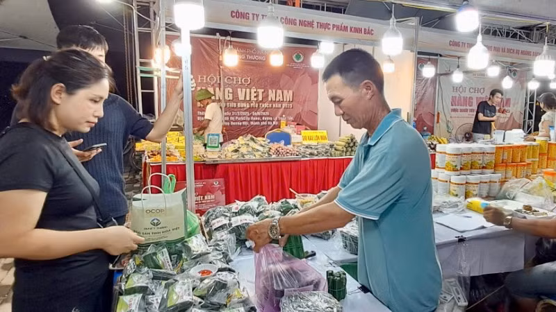 Người tiêu dùng mua sắm tại hội chợ.