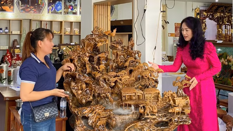 Khách tham quan tìm hiểu về các sản phẩm trưng bày tại triển lãm.