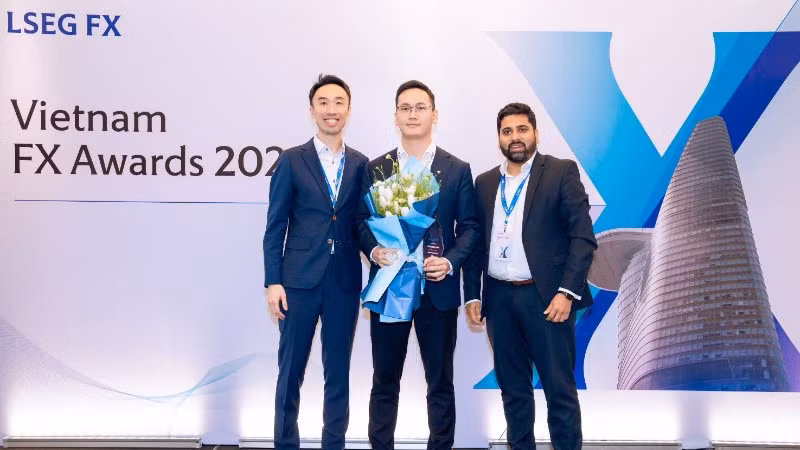 Đại diện Vietcombank chụp ảnh lưu niệm sau khi nhận giải thưởng tại Lễ trao giải Vietnam FX Awards 2026