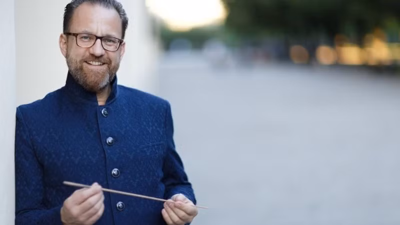 Nhạc trưởng Franz Schottky - là người sáng lập và chỉ huy dàn nhạc Münchner Kammerphilharmonie dacapo - hứa hẹn mang đến một góc nhìn mới mẻ về giao hưởng tại Hà Nội.