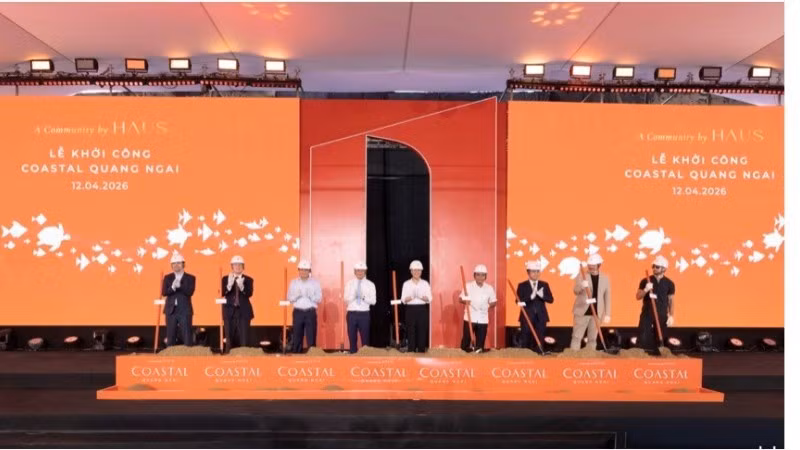 Các đại biểu thực hiện nghi lễ khởi công dự án.