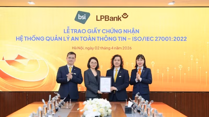 Ông Lưu Danh Đức, Phó Tổng Giám đốc phụ trách Khối Công nghệ thông tin LPBank nhận chứng nhận quốc tế ISO/IEC 27001:2022 từ đại diện của Viện Tiêu chuẩn Anh (BSI).