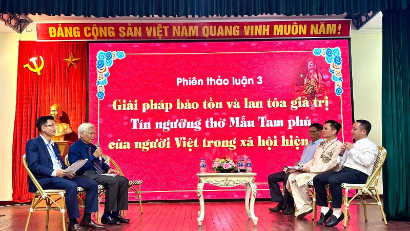 Các chuyên gia, nhà nghiên cứu, nghệ nhân thực hành Tín ngưỡng thờ Mẫu Tam phủ tham gia thảo luận tại diễn đàn.