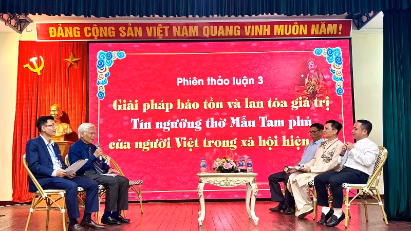 Các chuyên gia, nhà nghiên cứu, nghệ nhân thực hành Tín ngưỡng thờ Mẫu Tam phủ tham gia thảo luận tại diễn đàn.