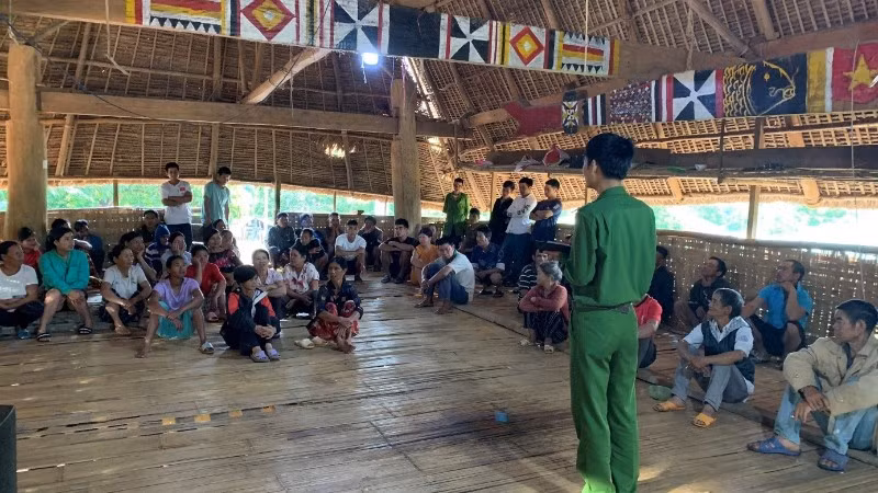 Lực lượng công an cấp xã thường xuyên phối hợp để tuyên truyền pháp luật cho bà con. (Ảnh: NGUYỄN TRƯỜNG MINH)