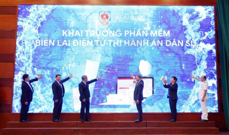 Chính thức bấm nút khai trương phần mềm Hệ thống Biên lai điện tử ứng dụng trong thi hành án dân sự.
