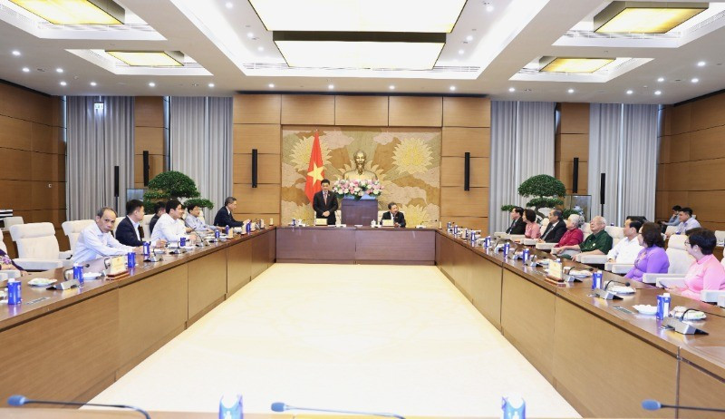 Phó Chủ tịch Quốc hội Vũ Hồng Thanh phát biểu tại cuộc gặp mặt.