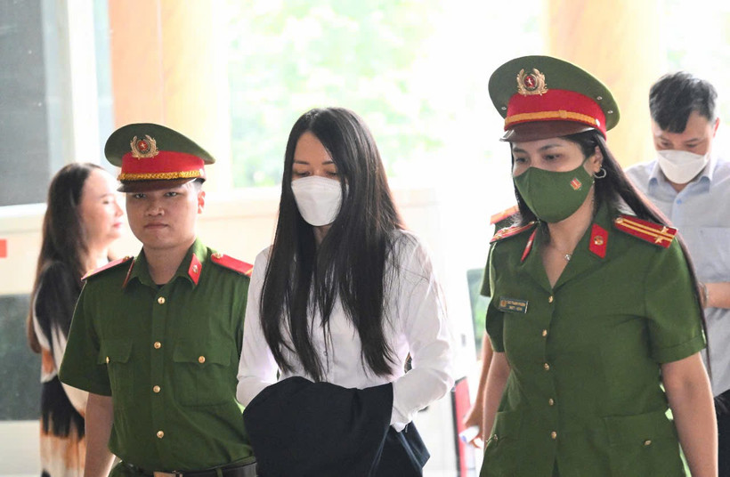 Bị cáo Trịnh Thị Thúy Nga bị dẫn giải đến tòa sáng 17/6.